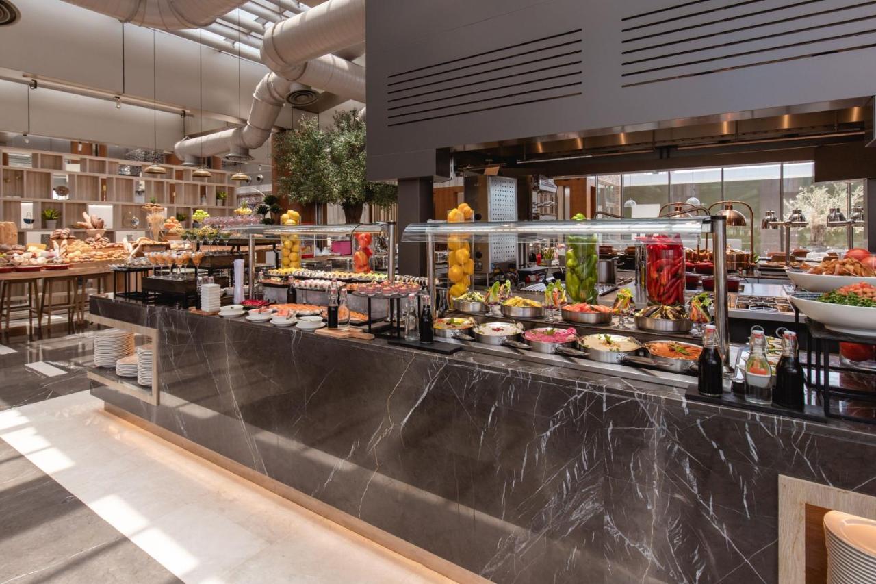 Jeddah Marriott Hotel Madinah Road Exteriör bild The buffet at the hotel