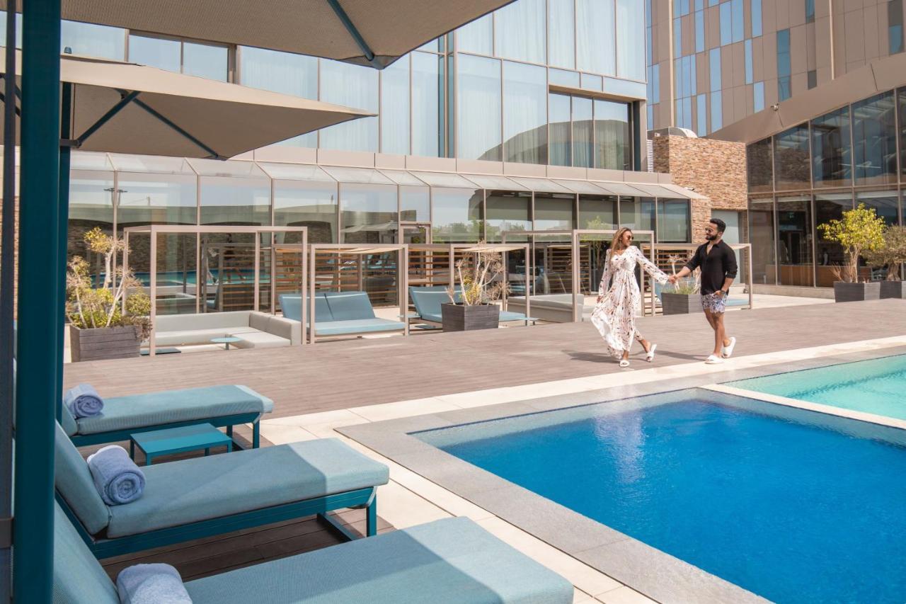 Jeddah Marriott Hotel Madinah Road Exteriör bild The pool at the hotel