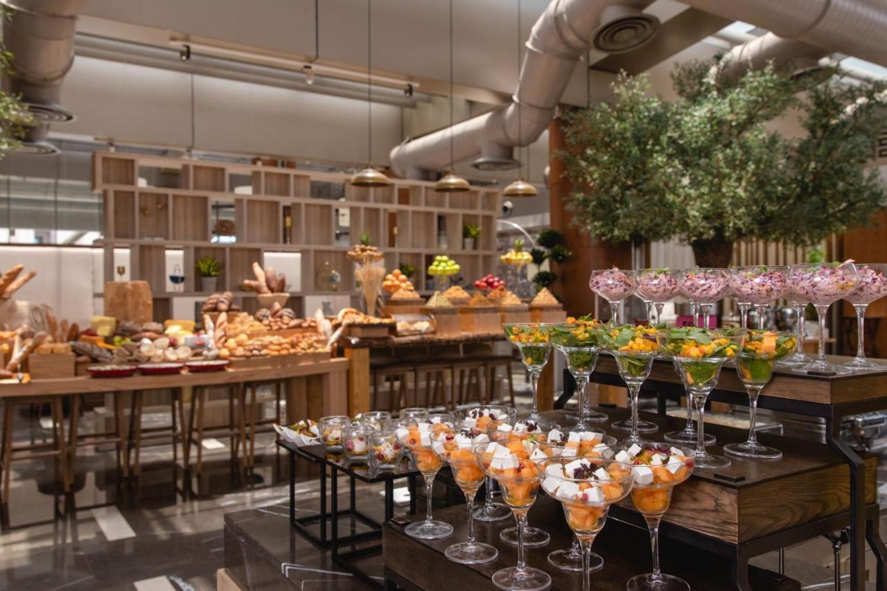 Jeddah Marriott Hotel Madinah Road Exteriör bild The buffet at the restaurant