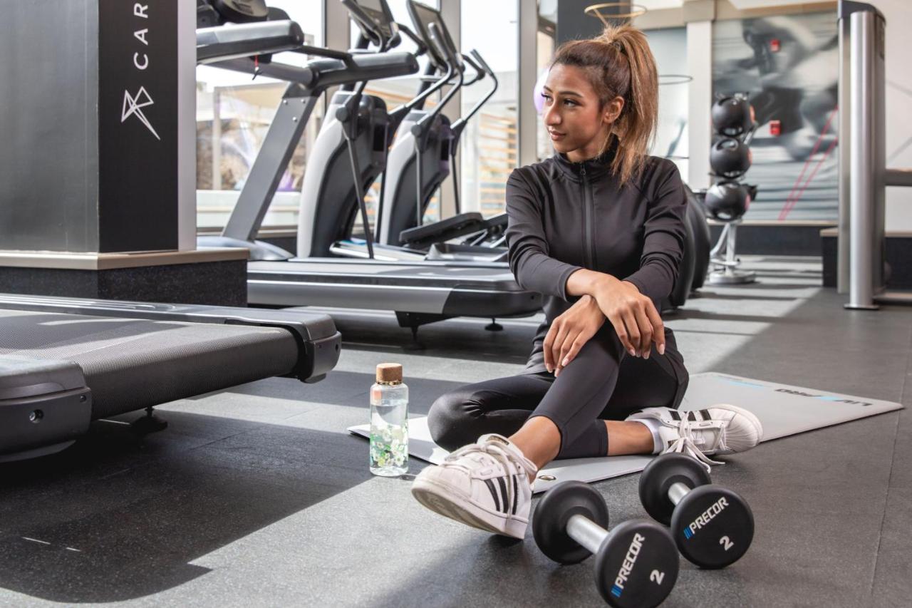 Jeddah Marriott Hotel Madinah Road Exteriör bild A woman in a gym