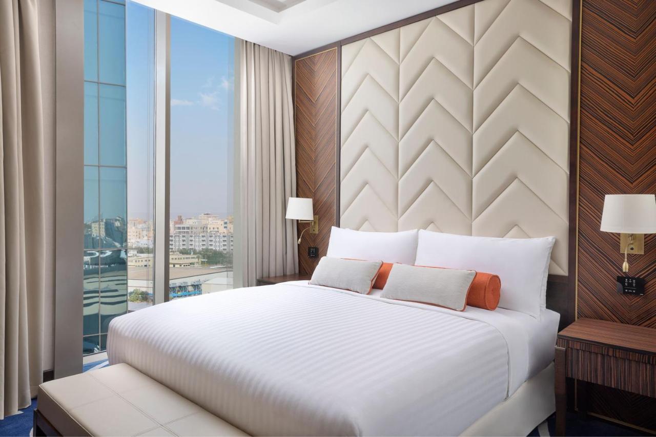 Jeddah Marriott Hotel Madinah Road Exteriör bild A bedroom at the hotel