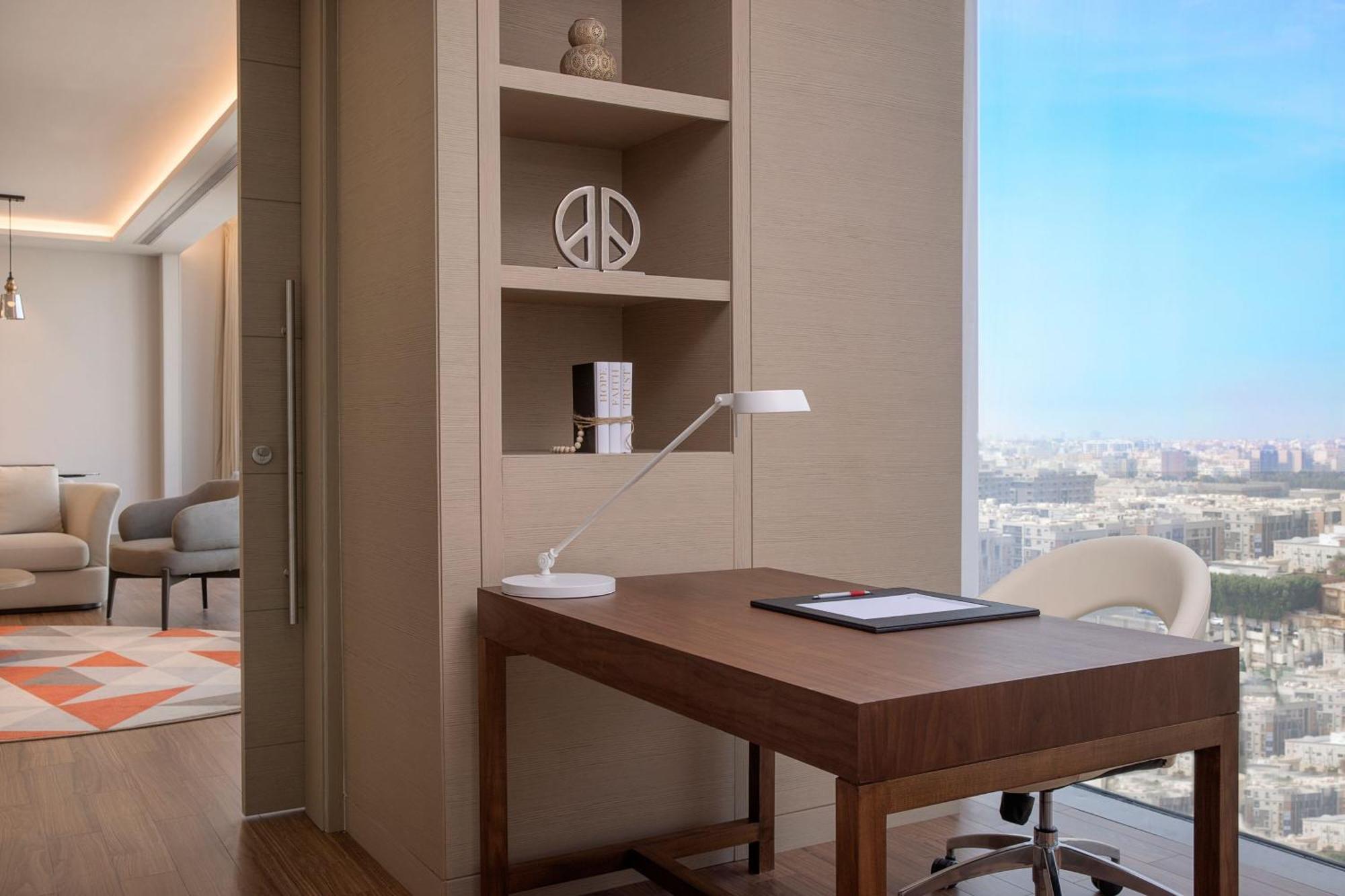 Jeddah Marriott Hotel Madinah Road Exteriör bild A work desk in a hotel room