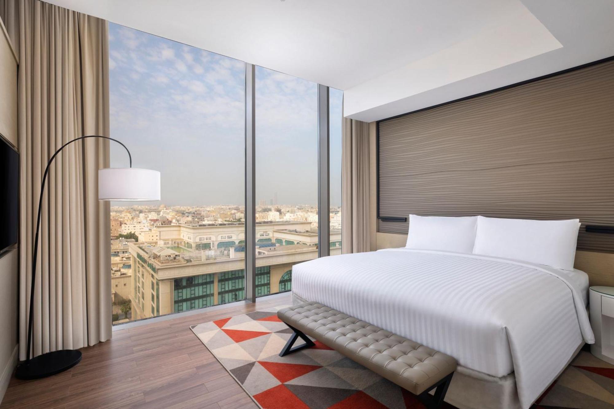 Jeddah Marriott Hotel Madinah Road Exteriör bild A bedroom at the hotel