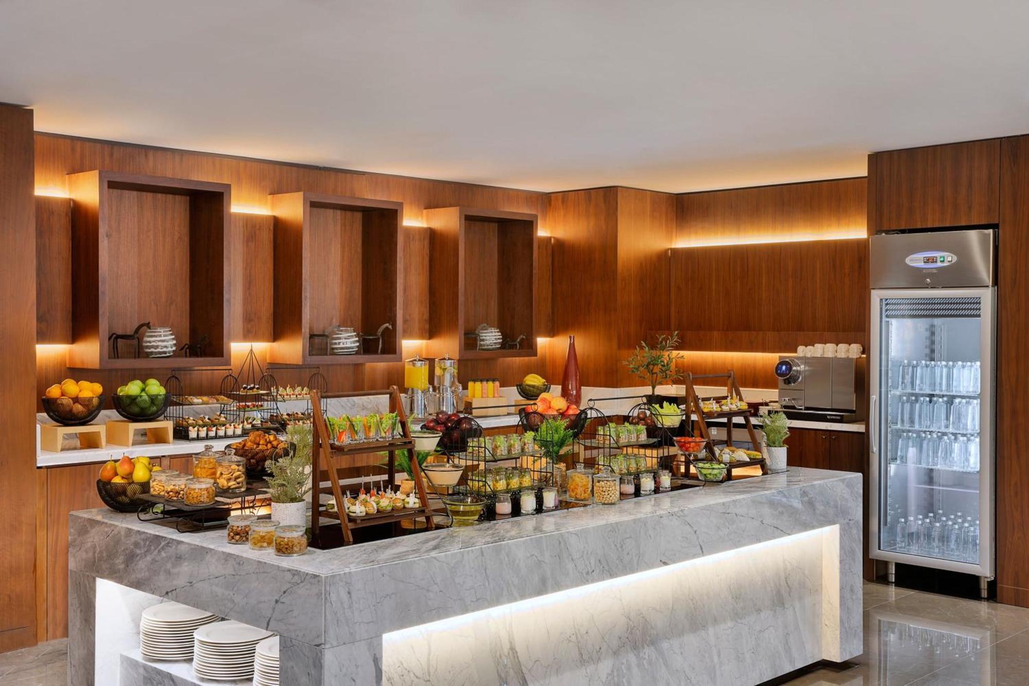 Jeddah Marriott Hotel Madinah Road Exteriör bild The buffet at the lounge