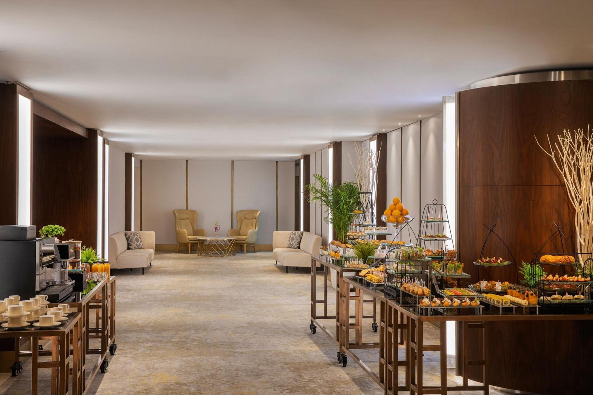 Jeddah Marriott Hotel Madinah Road Exteriör bild The Westin Mumbai International Airport
