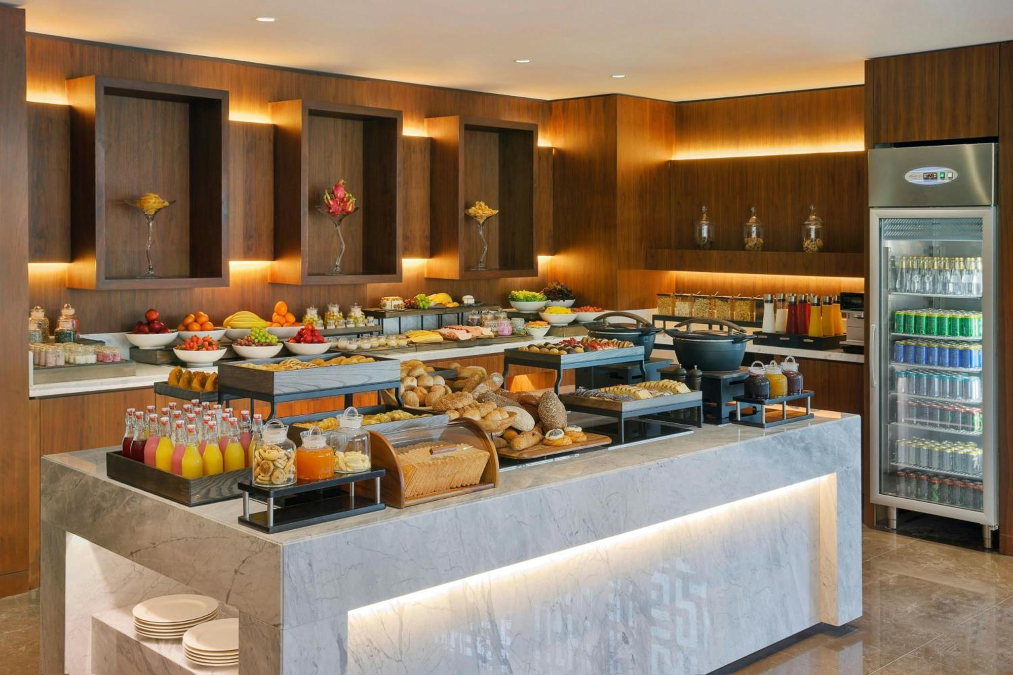 Jeddah Marriott Hotel Madinah Road Exteriör bild A buffet at a hotel